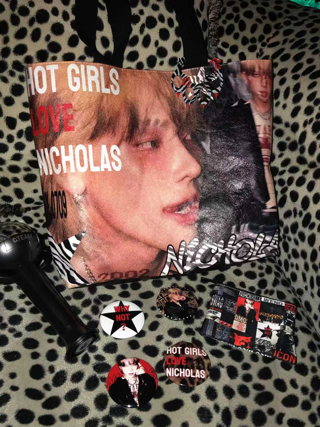 𝗛𝗢𝗧 𝗚𝗜𝗥𝗟𝗦 𝗟𝗢𝗩𝗘 𝗡𝗜𝗖𝗛𝗢𝗟𝗔𝗦🐆💋 [ 토트백 • 카드 파우치 • 핀버튼 • 아크릴 카라비너 ] ★ acrylics bag bleach doujin pins rps